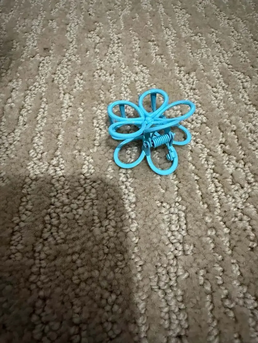 Set of 4 Assorted Smiley Face and Flower Hair Claw Clips